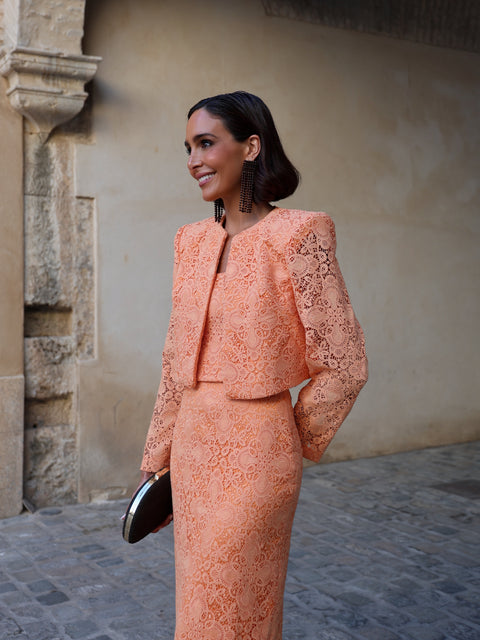 Chaqueta recta corta con hombreras aura papaya guipur