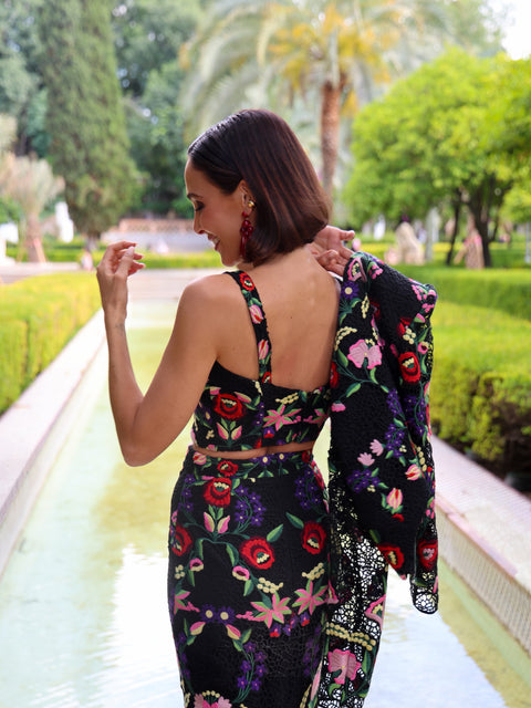 Conjunto con bonito bordado de guipur de colores tres piezas para invitada