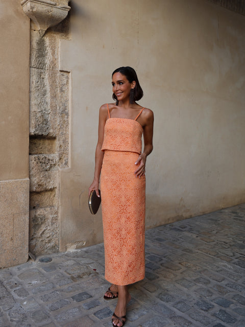 Falda midi de guipur color coral para invitada de Rocío Osorno