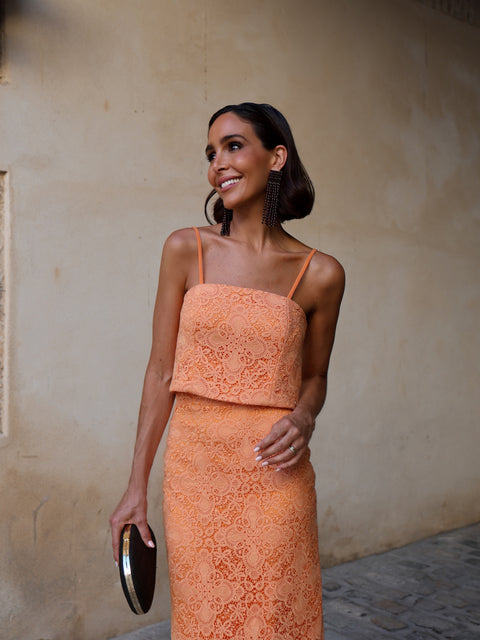 Falda midi de guipur color papaya para invitada de Rocío Osorno