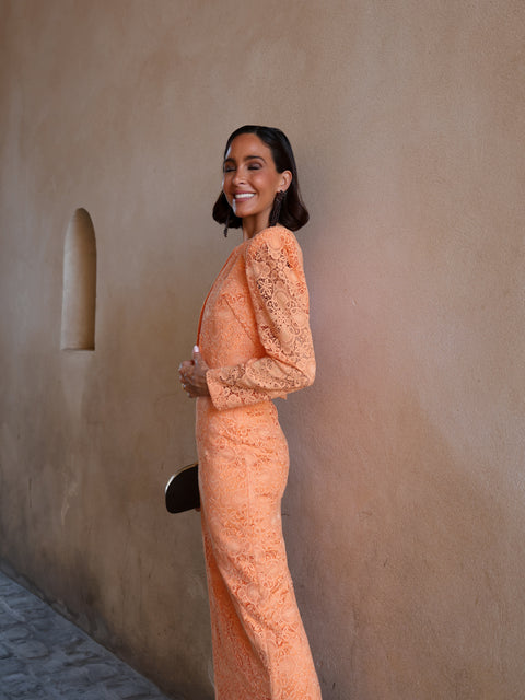Falda midi de guipur color coral para invitada de Rocío Osorno