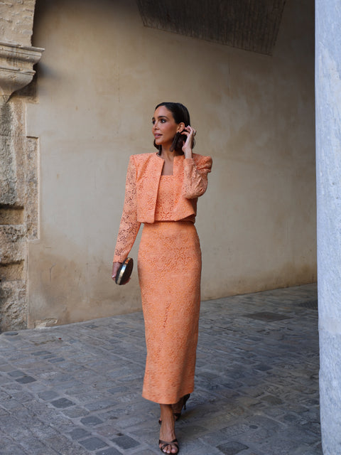 Falda midi de guipur color naranja tendencia para invitada de Rocío Osorno