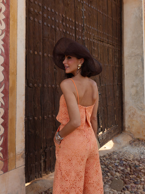 Detalle trasero del pantalon aura de guipur encaje en tono naranja tendencia
