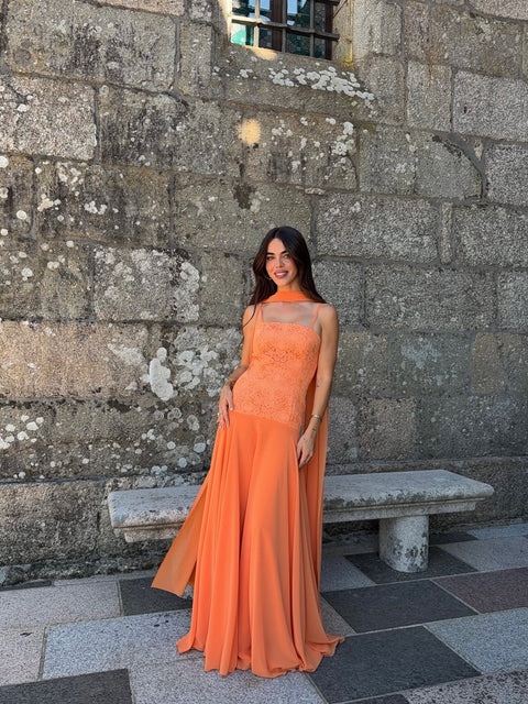 Violeta mangriñan en una boda con vestido largo aura papaya