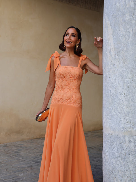 Vestido largo vuelo de gasa combinado con encaje medio plano