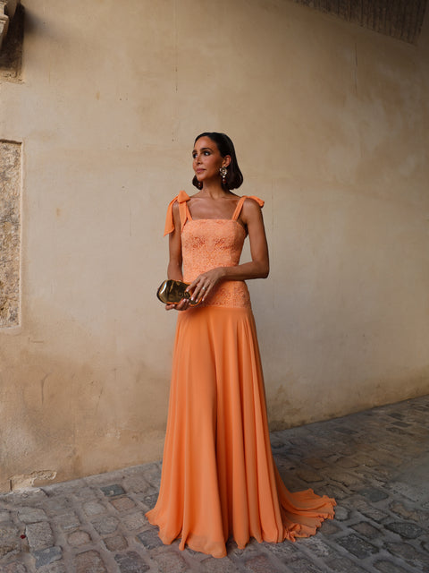 Vestido completo de gasa y encaje en tono naranja papaya tendencia