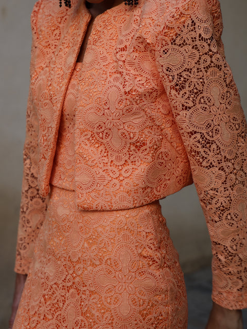 Detalle encaje guipur chaqueta invitada
