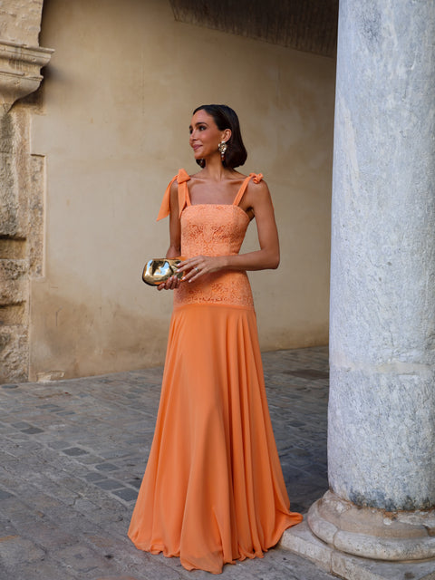 Vestido largo de gasa combinado con encaje de guipur 