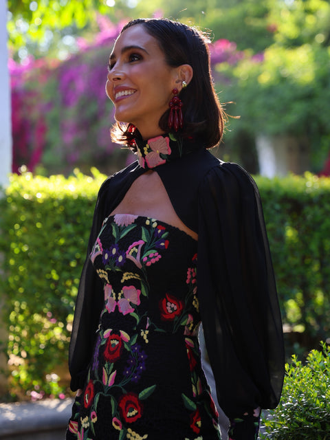 Vestido bordado con mangas de gasas flores